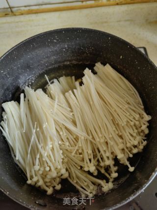 青椒碎拌金针菇的做法步骤：2