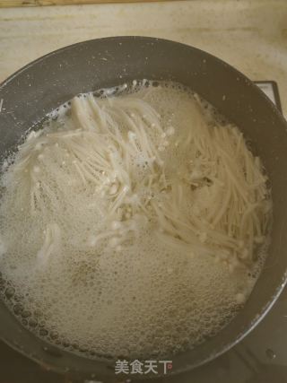 青椒碎拌金针菇的做法步骤：3