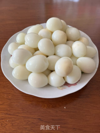 卤肉鹌鹑蛋卤肉饭的做法步骤：1