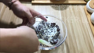 抹茶蜜酪欧包，清新抹茶香与丝滑奶酪，相得益彰。的做法步骤：13