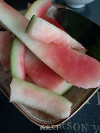 牛肉炒西瓜翠衣的做法步骤：1