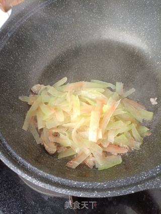 牛肉炒西瓜翠衣的做法步骤：15