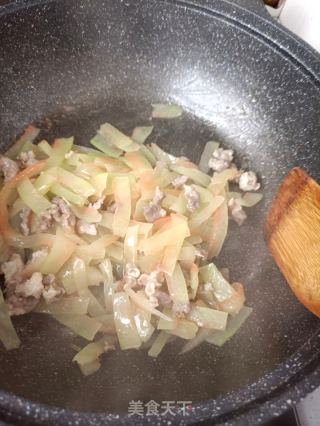 牛肉炒西瓜翠衣的做法步骤：17