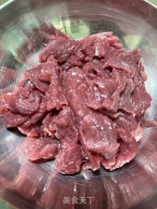 洋葱炒牛肉的做法步骤：1