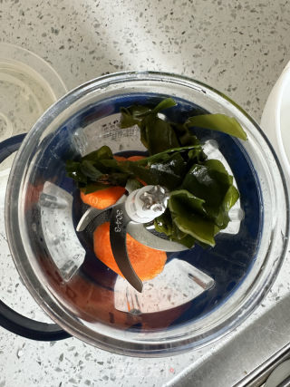 胡萝卜裙带菜虾皮鸡蛋饼的做法步骤：1