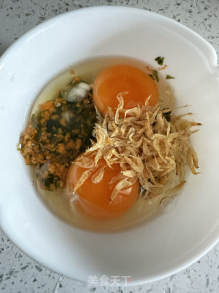胡萝卜裙带菜虾皮鸡蛋饼的做法步骤：2