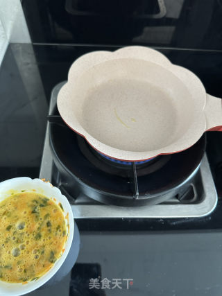 胡萝卜裙带菜虾皮鸡蛋饼的做法步骤：3