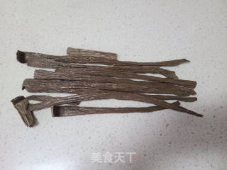 豇豆炒黑豆腐竹的做法步骤：1