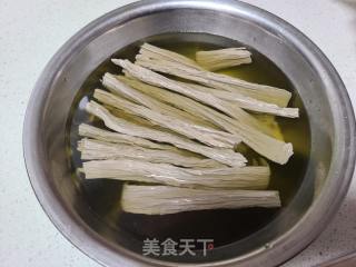 豇豆炒黑豆腐竹的做法步骤：2