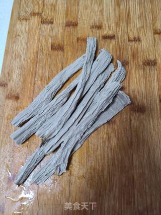 豇豆炒黑豆腐竹的做法步骤：3