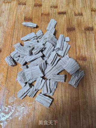 豇豆炒黑豆腐竹的做法步骤：4