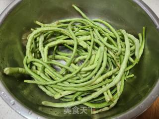 豇豆炒黑豆腐竹的做法步骤：5
