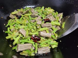 豇豆炒黑豆腐竹的做法步骤：8