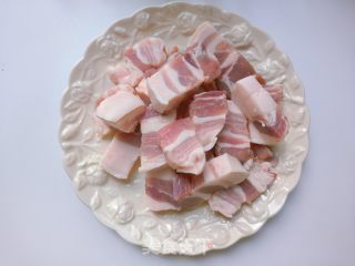 板栗红烧肉的做法步骤：1