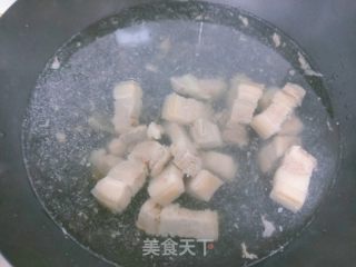 板栗红烧肉的做法步骤：2