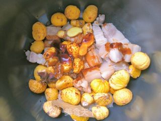 板栗红烧肉的做法步骤：6