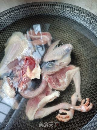 碳烤笋尖炖鸽子的做法步骤：1