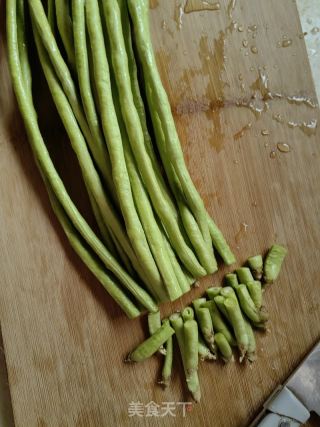 凉拌豇豆的做法步骤：1
