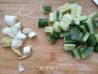 黄瓜炒蛎肉的做法步骤：1