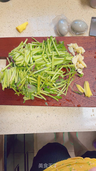 红觅菜皮蛋汤的做法步骤：1