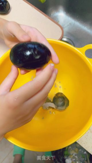 红觅菜皮蛋汤的做法步骤：5