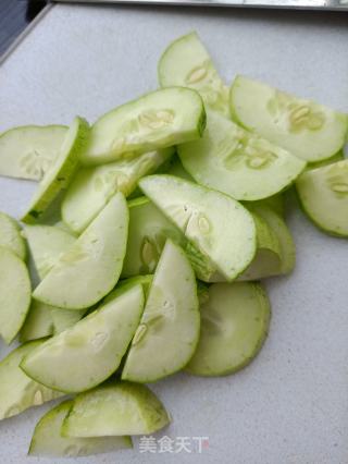 鸽胸肉拌黄瓜的做法步骤：2