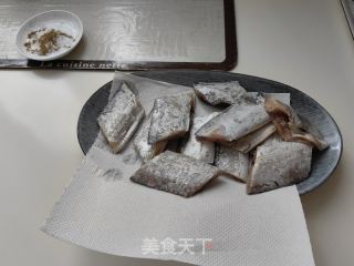 干煎带鱼的做法步骤：1