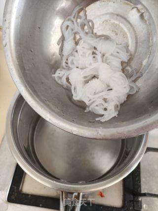 锤肉炒魔芋结的做法步骤：2