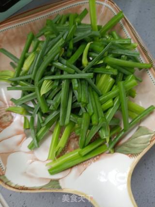 韭苔豆芽炒鸡胸肉的做法步骤：2