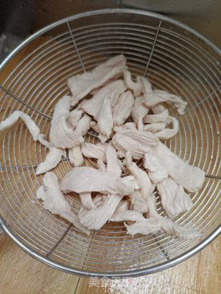 韭苔豆芽炒鸡胸肉的做法步骤：8
