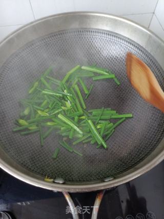 韭苔豆芽炒鸡胸肉的做法步骤：14