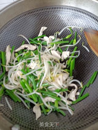 韭苔豆芽炒鸡胸肉的做法步骤：16