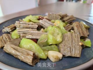 丝瓜炒黑豆腐竹的做法