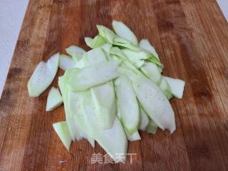 丝瓜炒黑豆腐竹的做法步骤：3