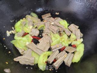 丝瓜炒黑豆腐竹的做法步骤：5