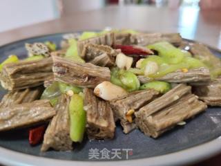 丝瓜炒黑豆腐竹的做法步骤：7