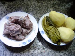 咸菜土豆煮排骨的做法步骤：1