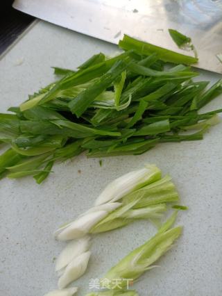 鲜肉炒碳烤笋尖的做法步骤：3