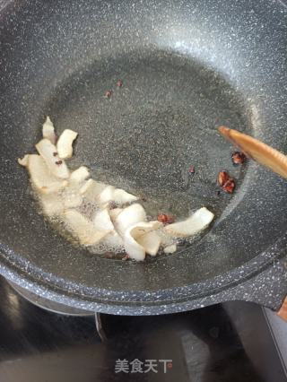 鲜肉炒碳烤笋尖的做法步骤：6