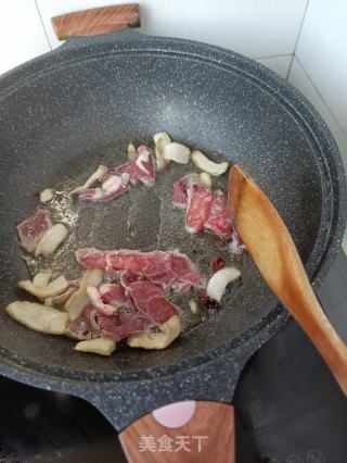 鲜肉炒碳烤笋尖的做法步骤：7