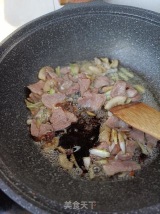 鲜肉炒碳烤笋尖的做法步骤：9