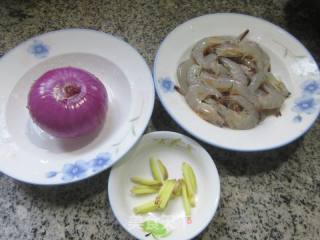 海白虾炒洋葱的做法步骤：1