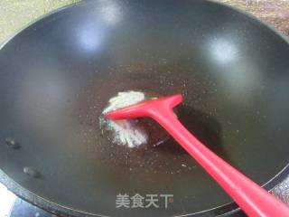海白虾炒洋葱的做法步骤：3