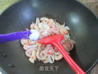 海白虾炒洋葱的做法步骤：6