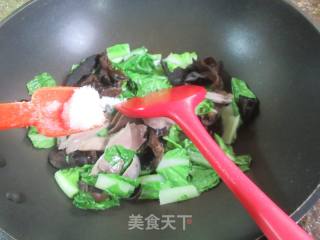 猪舌头黑木耳炒毛毛菜的做法步骤：7