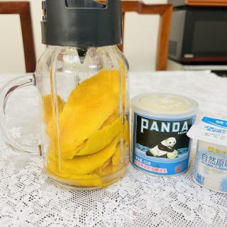 芒果酸奶冰淇淋的做法步骤：2