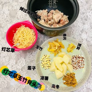 三伏天初伏宜喝灯芯草玉竹骨头汤的做法步骤：1