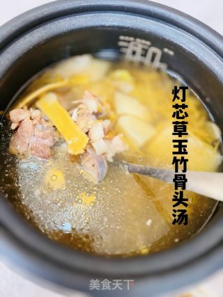 三伏天初伏宜喝灯芯草玉竹骨头汤的做法步骤：4