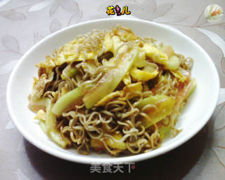 鸡蛋西瓜皮炒青稞方便面的做法