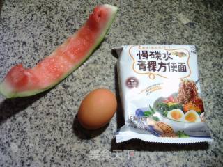 鸡蛋西瓜皮炒青稞方便面的做法步骤：1